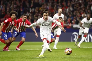 Alex Berenguer sút thắng quả phạt đền giúp Bilbao thắng Atletico 1-0 ở lượt đi bán kết Cúp Nhà Vua.