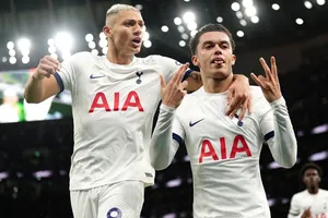 Brennan Johnson ghi bàn ở phút bù giờ thứ 6 giúp Tottenham thắng Brighton 2-1 và trở lại tốp 4.