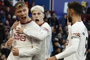 Man.United thắng 2-1 tại Aston Villa để mở rộng cuộc đua giành suất dự Champions League.