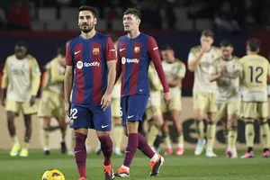 Barcelona bị người hâm mộ chế nhạo sau trận hòa 3-3 trước đội đứng áp chót là Granada.