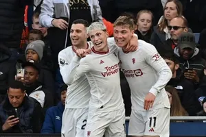 Rasmus Hojlund thiết lập 2 kỷ lục khi giúp Man.United đánh bại nhà Luton 2-1.