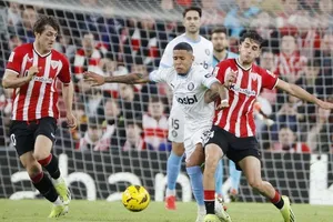 Girona lỡ cơ hội thu hẹp cách biệt với Real Madrid khi để thua 2-3 tại Athletic Bilbao.