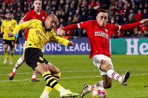 Donyell Malen ghi bàn vào lưới đội bóng cũ PSV Eindhoven. 