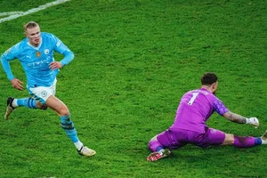 Erling Haaland ghi bàn duy nhất giúp Man.City thắng Brentford 1-0 ở trận đấu bù hôm thứ Ba.