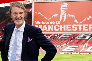 Tỷ phú Sir Jim Ratcliffe chính thức hoàn tất việc mua cổ phần thiểu số của Man.United.