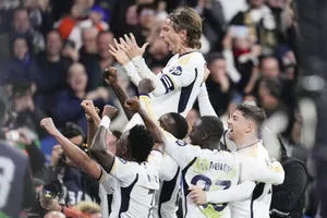 Luka Modric ăn mừng đầy phấn khích khi giúp Real Madrid giành chiến thắng 1-0 trước Sevilla.