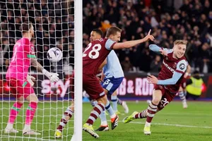 Jarrod Bowen ghi hat-trick đầu tiên giúp West Ham thắng 4-2 trước Brentford.
