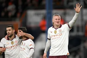 Erling Haaland ghi 5 bàn thắng giúp đương kim vô địch Man.City đè bẹp chủ nhà Luton Town 6-2.