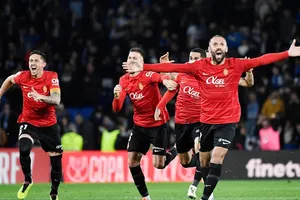 Mallorca đánh bại Real Sociedad 5-4 trong loạt sút luân lưu để lọt trở lại chung kết Cúp Nhà Vua sau 21 năm.