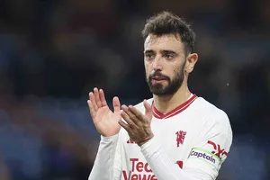 Bruno Fernandes nén đau để giúp Man.United đánh bại Nottingham Forest 1-0.