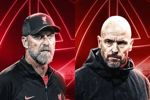 HLV Erik ten Hag liệu sẽ ngăn đồng nghiệp Jurgen Klopp trong tham vọng “ăn bốn”? 