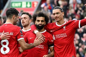 Mua Darwin Nunez hay tăng lương kỷ lục cho Mohamed Salah cũng tăng áp lực tài chính. 