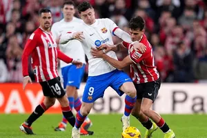Barcelona không tận dụng được cú xảy chân của Real Madrid khi bị Athletic Bilbao cầm hòa 0-0.