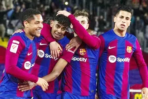 Barcelona thắng trận đấu sớm nhất vòng 28 tạm tạm lên vị trí thứ 2 trên bảng xếp hạng.