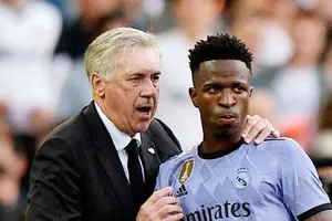 HLV Carlo Ancelotti không ít lần cố giữ bình tĩnh cho Vinicius Junior khi anh bị lạm dụng.