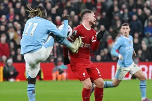 Jeremy Doku chơi cao chân và đạp vào ngực Alexis Mac Allister ở phút 90+9.