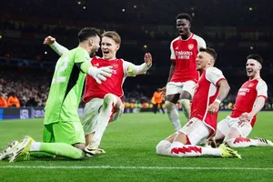 David Raya đẩy 2 quả đá phạt đền giúp Arsenal thắng 4-2 trong loạt sút luân lưu trước Porto.