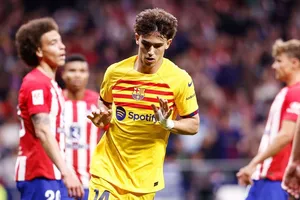 Joao Felix không ăn mừng khi ghi bàn mở tỷ số trong chiến thắng 3-0 của Barcelona tại Atletico Madrid.