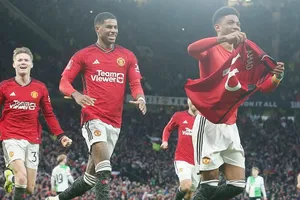 Amad Diallo khiến Old Trafford bùng nổ với bàn quyết định đánh bại Liverpool 4-3 sau hiệp phụ.