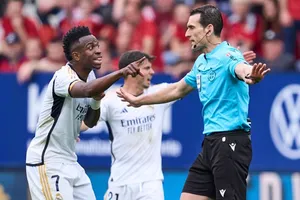 Vinicius Junior phản ứng với trọng tài Juan Martinez Munuera trong trận đấu giữa Real Madrid với Osasuna. 