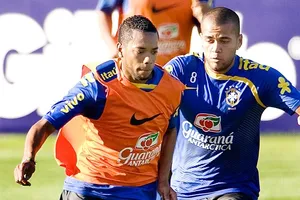 Hai cựu tuyển thủ Brazil là Robinho (trái) và Dani Alves đều bị kết án hiếp dâm.