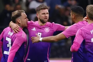 Tuyển Đức giành chiến thắng ngược dòng 2-1 trước Hà Lan vài ngày sau chiến thắng tại Pháp.