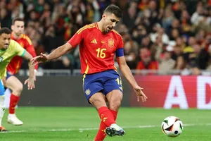 Rodri ghi cú đúp bàn thắng từ chấm phạt đền trong ngày mang băng đội trưởng Tây Ba Nha.