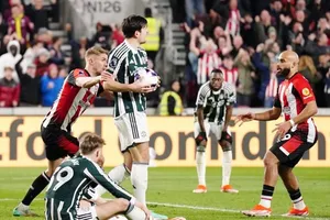 Brentford ghi bàn gỡ hòa 1-1 ở phút bù giờ thứ 12 trước Man.United.