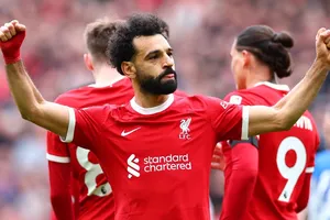 Mohamed Salah ăn mừng khi ghi bàn ấn định chiến thắng 2-1 của Liverpool trước Brighton.
