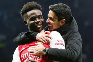 HLV Mikel Arteta ủng hộ Bukayo Saka bùng nổ hơn để dẫn dắt Arsenal đến chức vô địch.