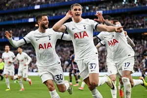 Tottenham gia tăng hy vọng tham dự Champions League với chiến thắng 3-1 trước Nottingham Forest.