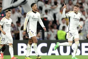 Federico Valverde ghi bàn thắng tuyệt đẹp giúp Real Madrid cân bằng tỷ số hòa 3-3 trước Man.City. 