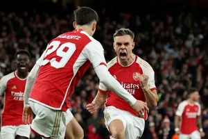 Leandro Trossard giúp Arsenal cứu vãn trận hòa 2-2 trước Bayern Munich.