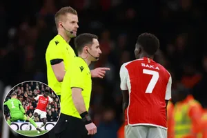 Bukayo Saka phàn nàn với trọng tài Nyberg vì tin rằng anh đã bị ngáng ngã.