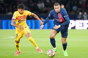 Lamine Yamal đối đầu siêu sao Kylian Mbappe trong trận Barcelona thắng 3-2 tại PSG.