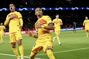 Raphinha bùng nổ ghi 2 bàn giúp Barcelona thắng 3-2 ngay trên sân Paris Saint-Germain.