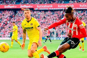 Athletic Bilbao (phải) đã bị Villarreal cầm hòa 1-1 ở La Liga.