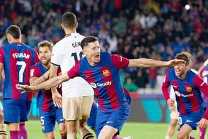 Barcelona ngược dòng đánh bại Valencia 4-2 nhờ cú hat-trick trong hiệp hai của Robert Lewandowski.