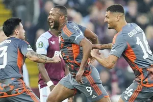 Ayoub El Kaabi đã ghi một hat-trick giúp Olympiacos đánh bại chủ nhà Aston Villa 4-2.