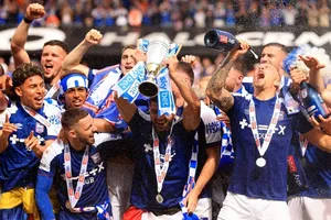 Ipswich giành tấm vé trực tiếp thăng hạng cuối cùng và trở lại Premier League lần đầu tiên kể từ năm 2002.