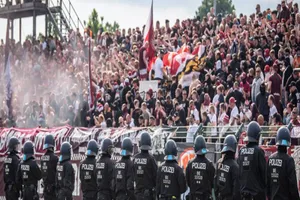 155 cảnh sát bị thương hầu hết do hơi cay do chính họ sử dụng sau trận giữa Dynamo Berlin và Energie Cottbus.