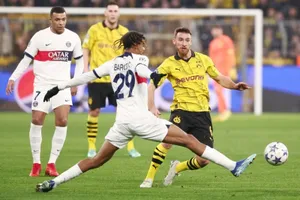 HLV Luis Enrique khẳng định tiền đạo ngôi sao Kylian Mbappe cần tham gia hơn vào phòng ngự.