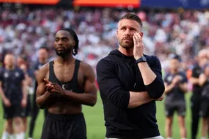 HLV Rob Edwards thừa nhận Premier League là “quá sức” đối với Luton Town.