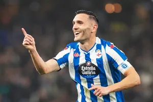 Pha lập công duy nhất của Lucas Perez giúp Deportivo La Coruna quay trở lại hạng 2 Tây Ban Nha vào mùa tới