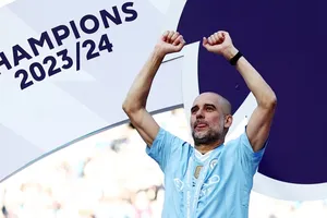 HLV Pep Guardiola dẫn dắt Man.City đến đỉnh cao mới là giành chức vô địch Anh thứ tư liên tiếp.