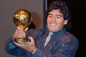 Cố huyền thoại bóng đá Diego Maradona nhận “Quả bóng vàng” khi giúp tuyển Argentina vô địch World Cup 1986 ở Mexico.