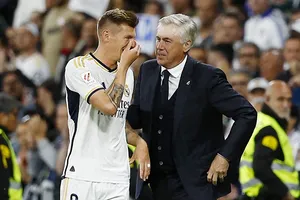 HLV Carlo Ancelotti cho biết ông muốn tiền vệ Toni Kroos xem xét lại quyết định giải nghệ.