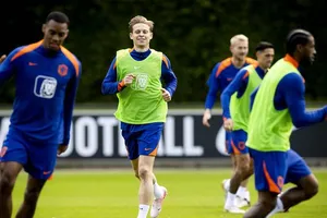 Frenkie de Jong đã trở lại tập luyện cùng tuyển Hà Lan sau khi chỉ tập riêng vào tuần trước. 