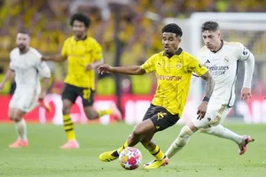 HLV Ronald Koeman đã triệu tập hậu vệ đa năng Ian Maatsen của Borussia Dortmund thay thế tiền vệ Frenkie de Jong.