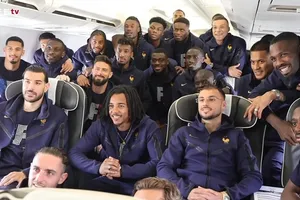 Các cầu thủ Pháp chụp ảnh tập thể trên máy bay trước khi lên đường sang Đức dự Euro 2024